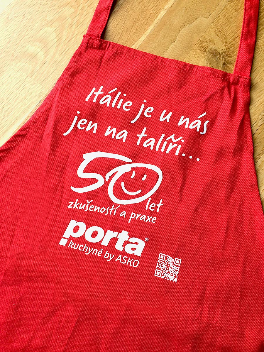 Reklamní červená kuchyňská zástěra s potiskem Porta kuchyně by ASKO a QR kódem