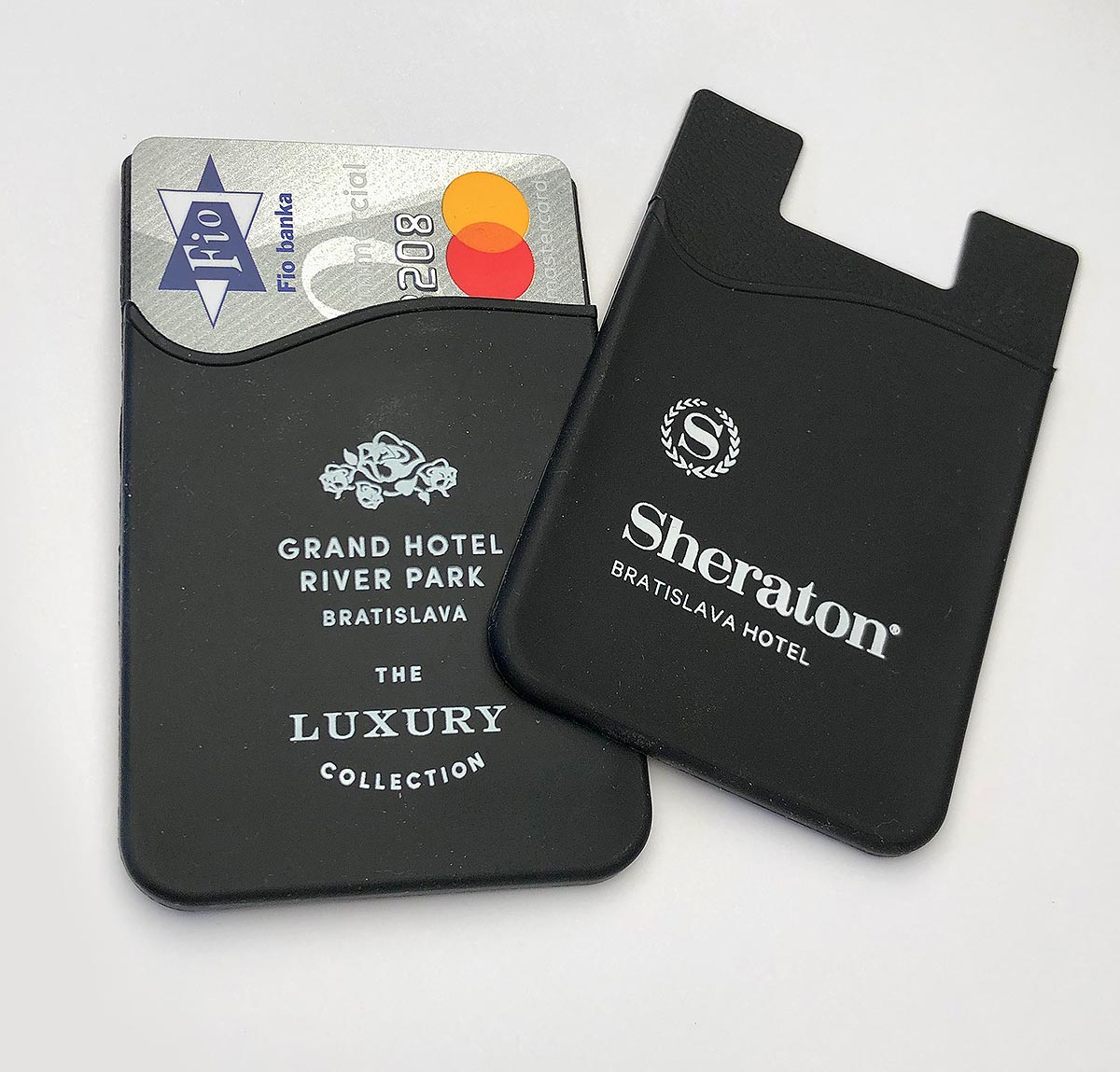 Reklamní silikonové kapsy na karty na zadní stranu telefonu s potiskem loga Grand Hotel River Park a Sheraton Bratislava