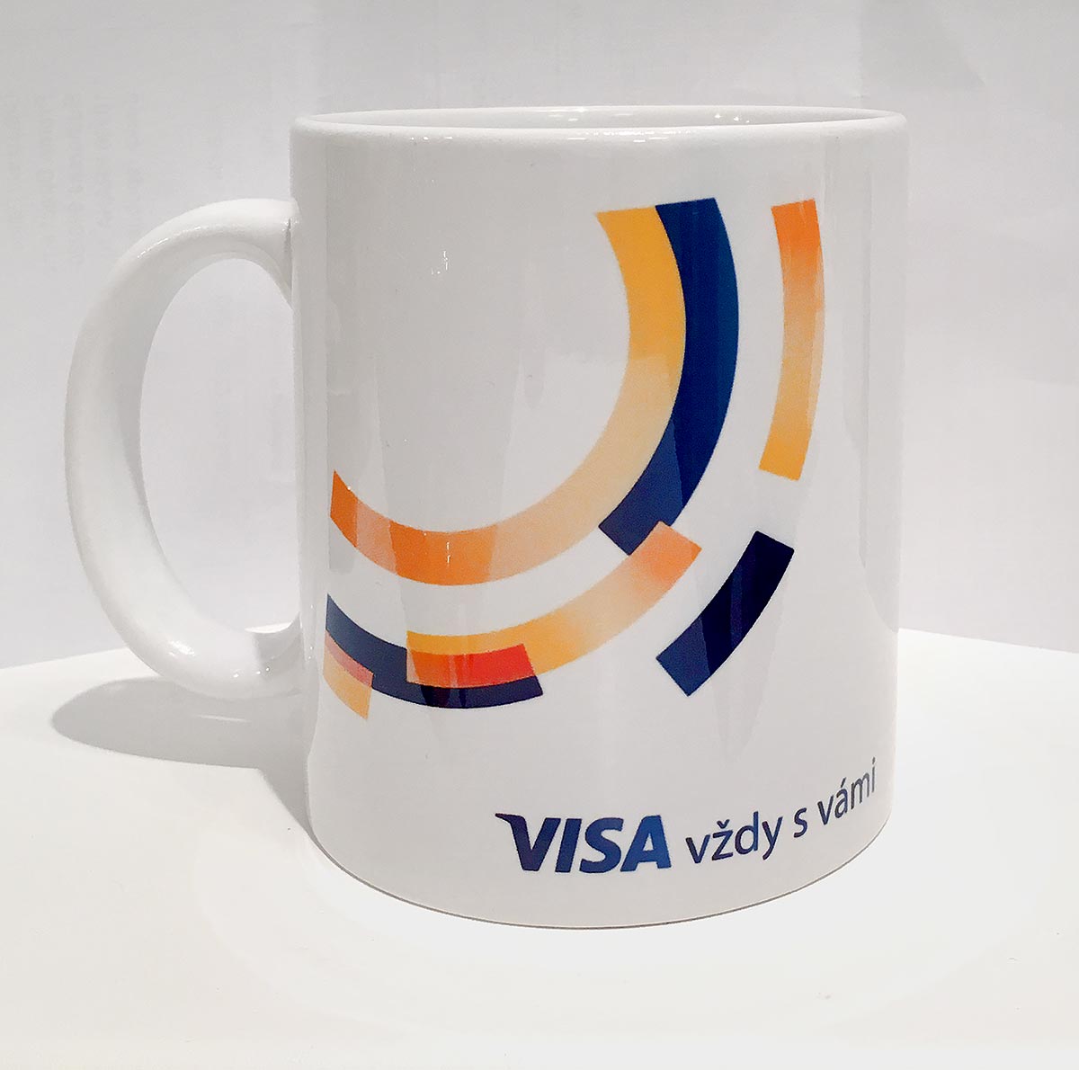 Reklamní bílý keramický hrnek s barevným sublimačním potiskem Visa vždy s vámi