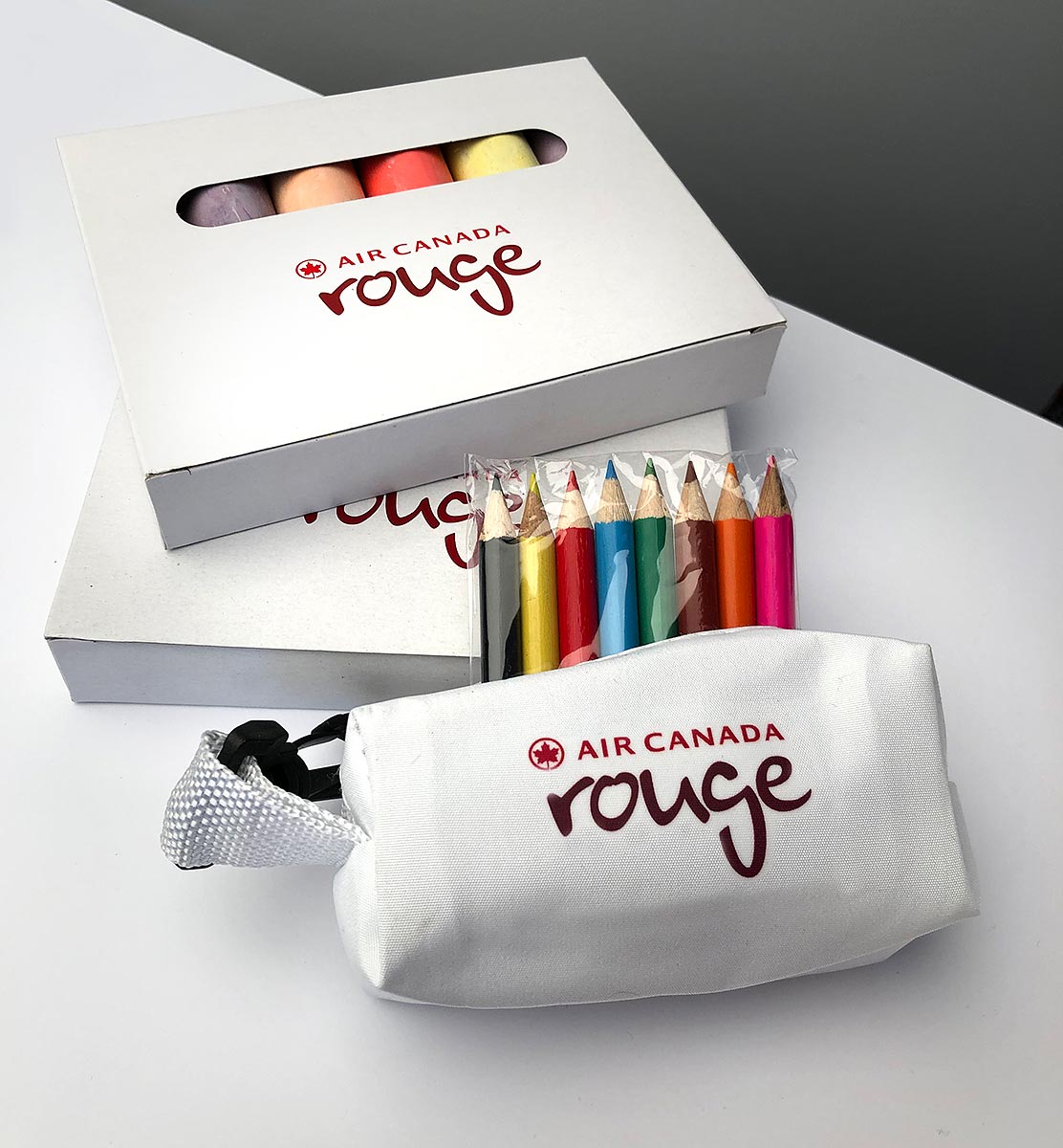 Reklamní dětská sada pastelek v látkovém pouzdře a krabičce s potiskem loga Air Canada Rouge