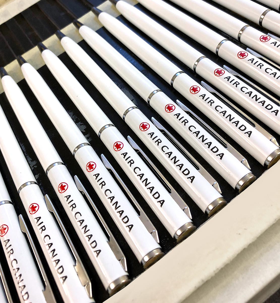 Reklamní bílá plastová kuličková pera s potiskem loga Air Canada