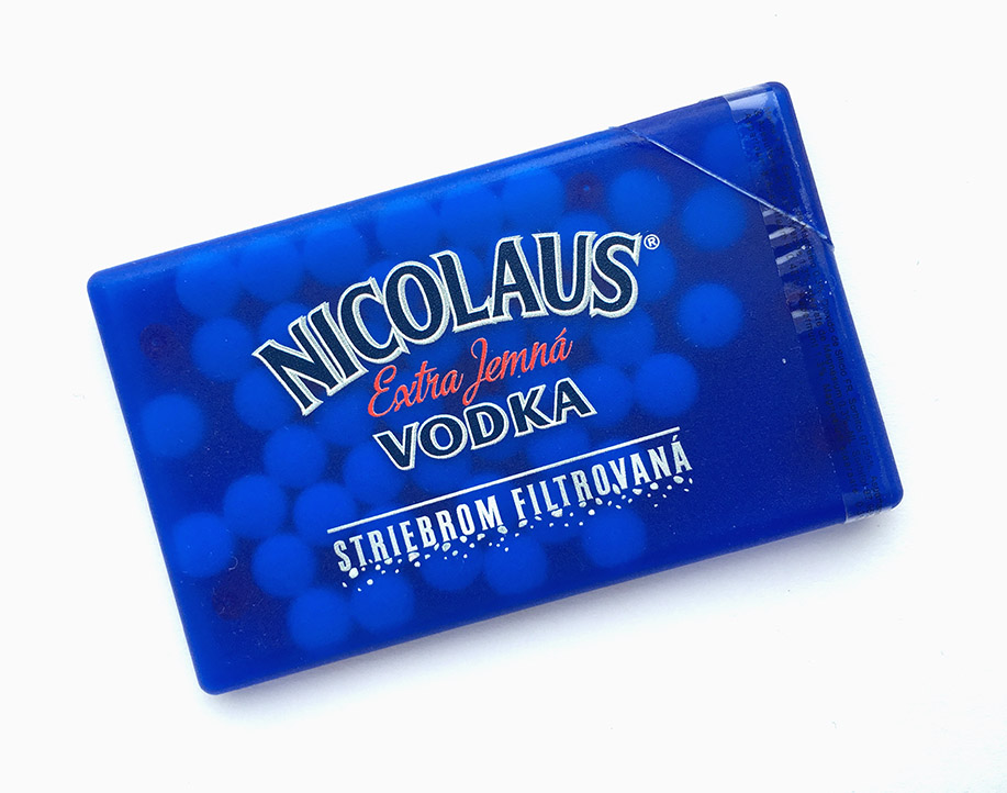 Reklamní peprmintové cukríky v modré plastové krabičce s potiskem značky Nicolaus Vodka