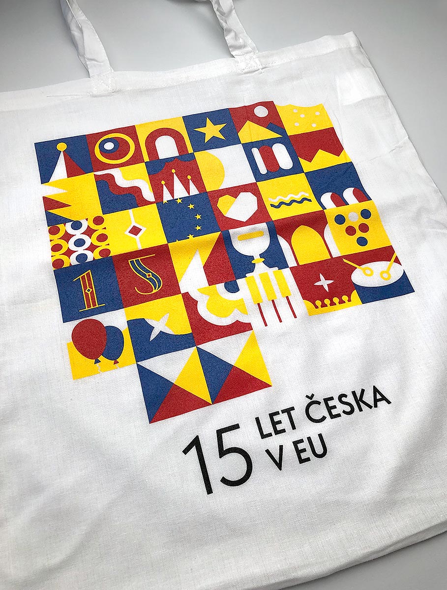 Reklamní bílá bavlněná nákupní taška s barevným potiskem 15 let Česka v EU