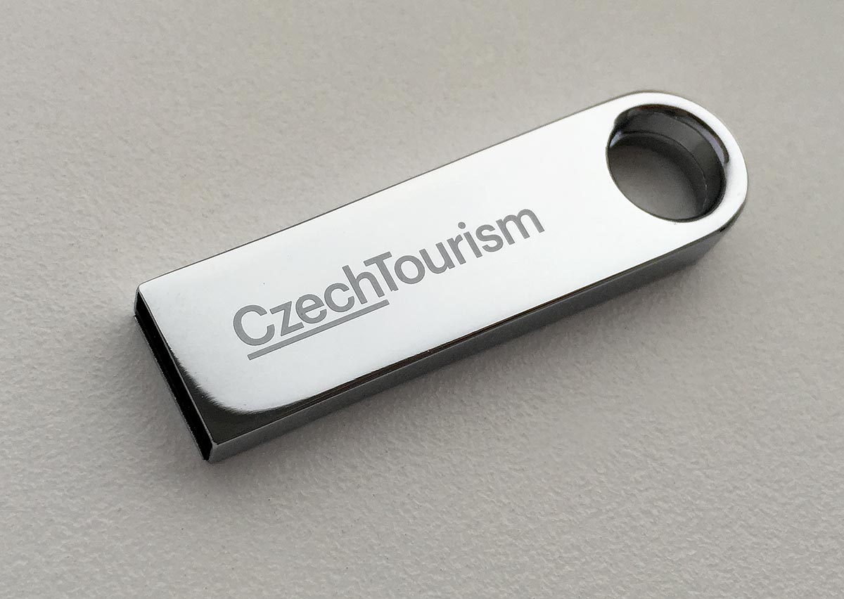 Reklamní kovový USB flash disk s gravírovaným logem CzechTourism
