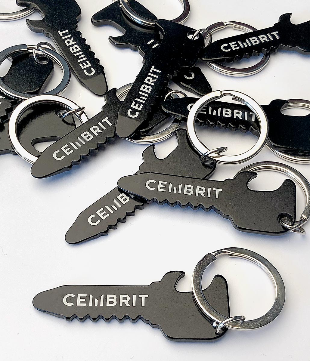 Reklamní černá klíčenka multitool s otvírákem na lahve a potiskem loga Cembrit