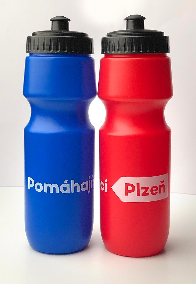 Reklamní sportovní lahve v modré a červené s potiskem Pomáhající Plzeň