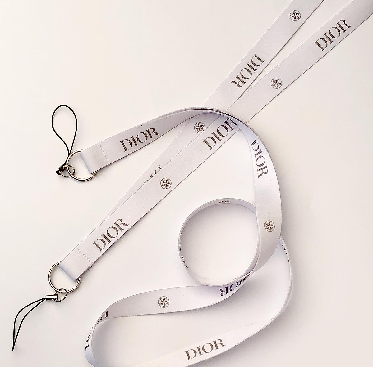 Reklamní bílá šňůrka na krk s potiskem loga Dior