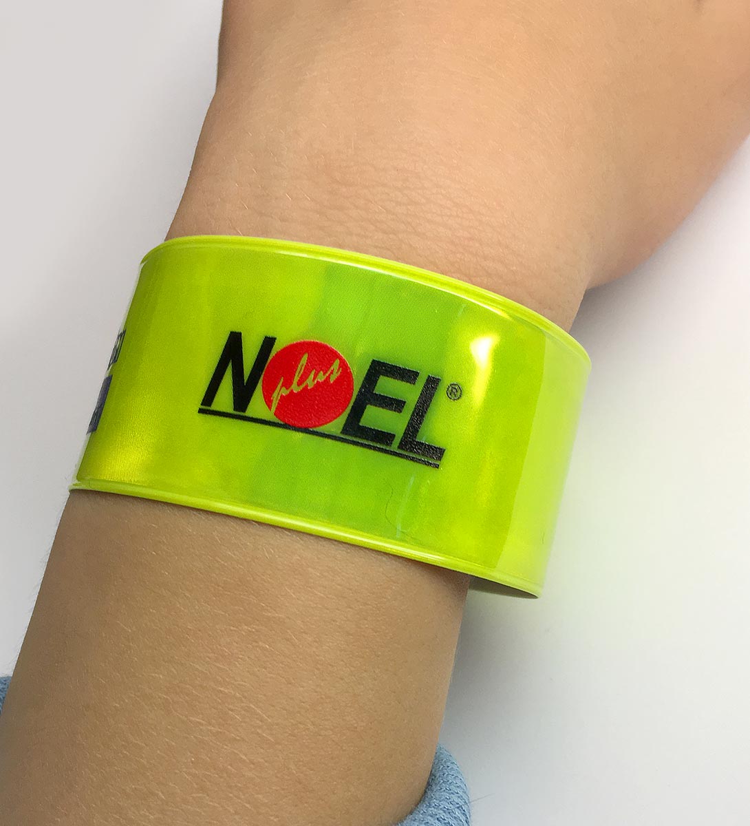 Reklamní reflexní pásek na ruku v neonově žluté barvě s potiskem loga Noel plus