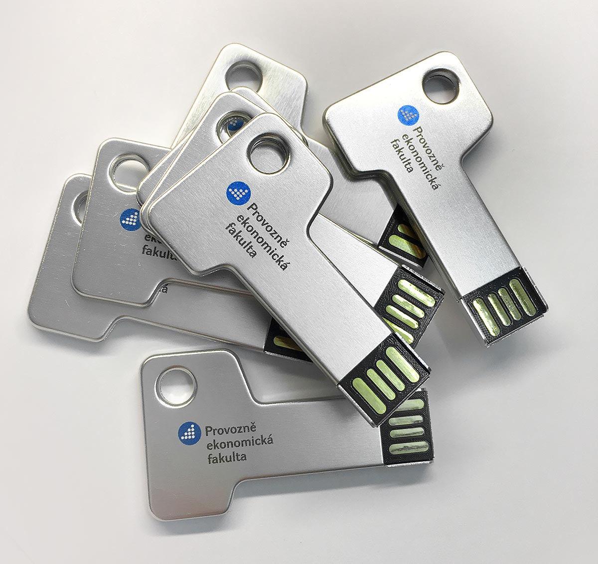 Reklamní kovové USB flash disky ve tvaru klíče s potiskem loga Provozně ekonomická fakulta