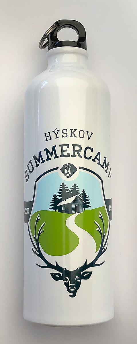 Reklamní bílá hliníková lahev s karabinou a potiskem Hýskov Summercamp