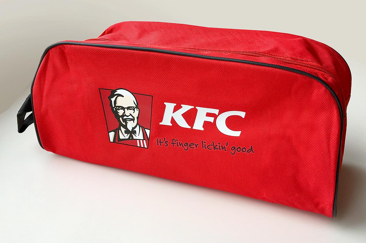 Reklamní stahovací vak na boty v červené barvě s potiskem loga KFC