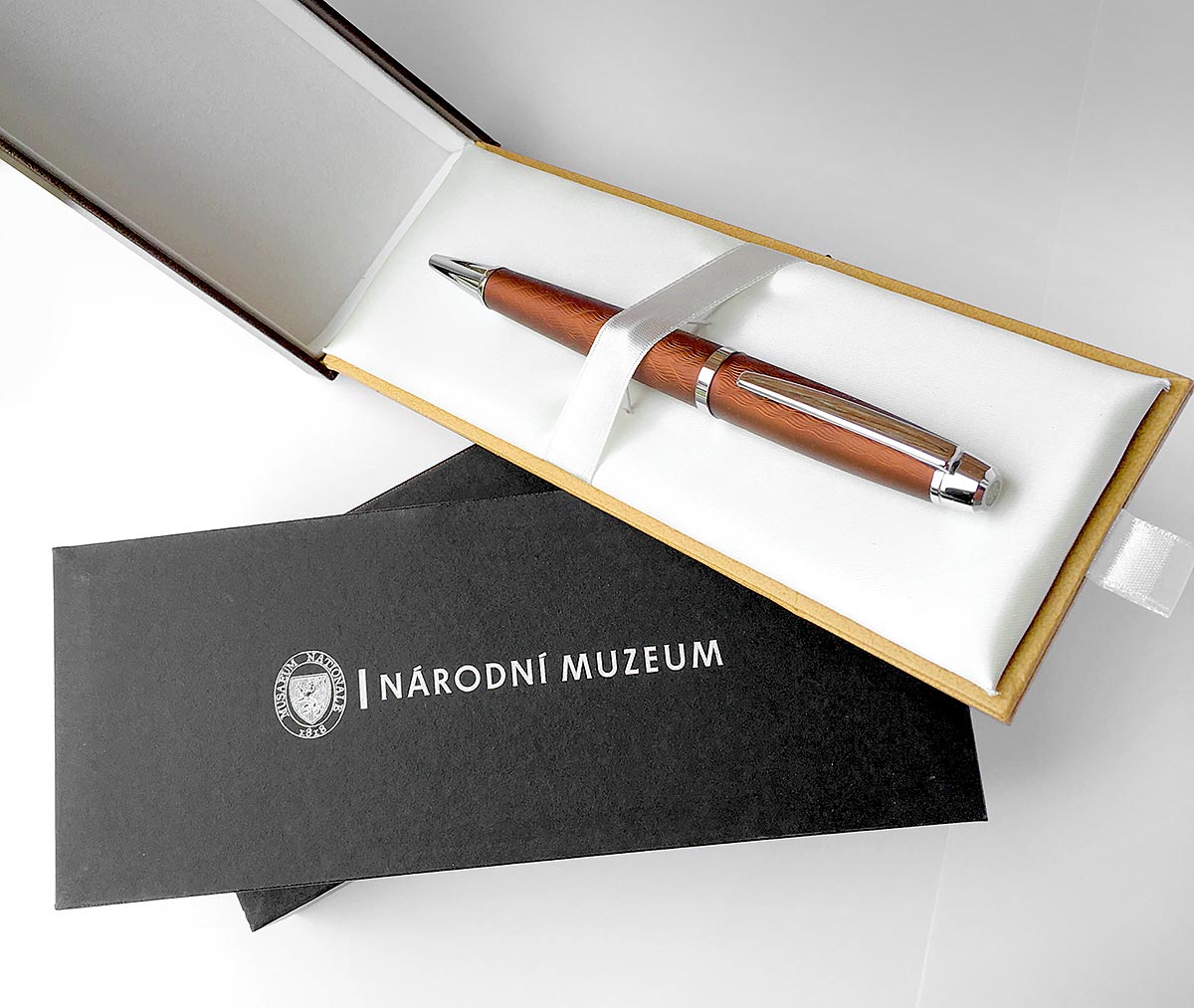 Reklamní dřevěné kuličkové pero v dárkové krabičce s potiskem Národní muzeum