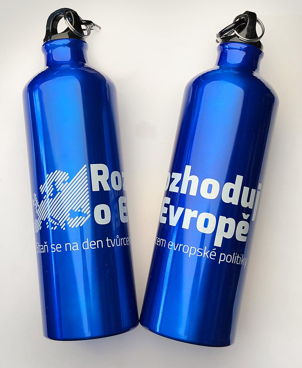 Reklamní modré hliníkové lahve s potiskem Rozhoduj o Evropě