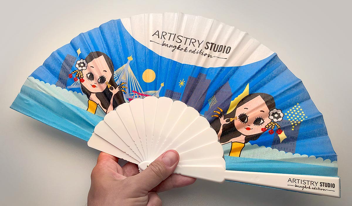 Reklamní skládací vějíř s potiskem Artistry Studio Bangkok edition