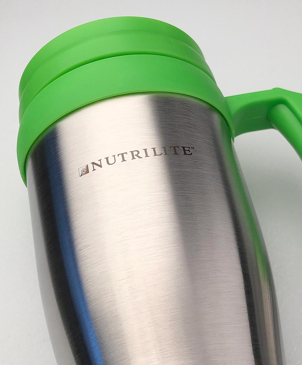 Reklamní nerezový termohrnek se zeleným víčkem a gravírem Nutrilite