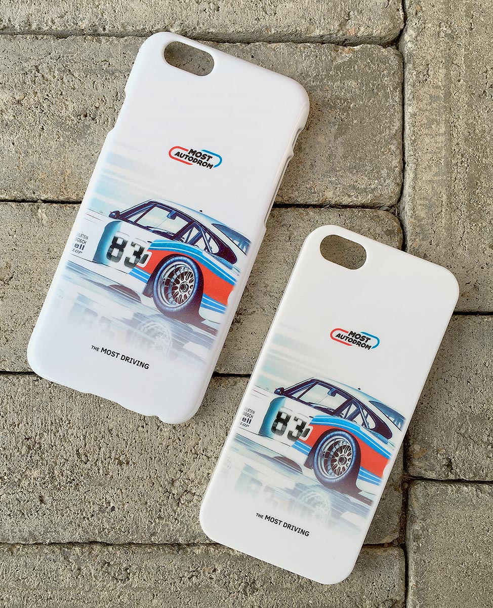 Reklamní bílé kryty na mobilní telefon s potiskem závodního vozu a loga Autodrom Most