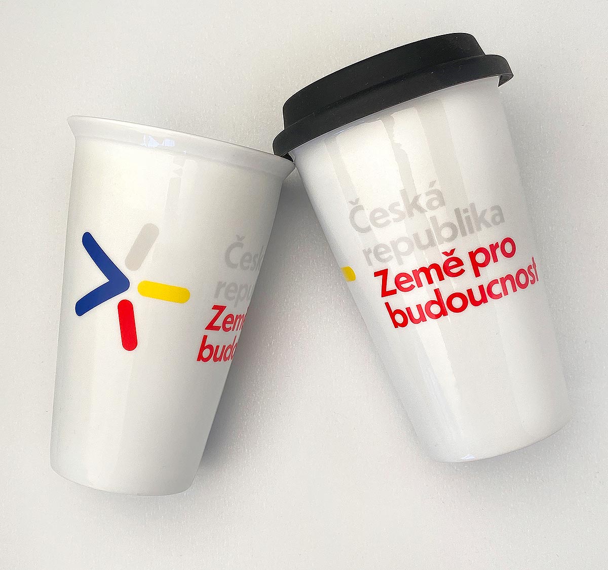 Reklamní keramické coffee-to-go hrnky se silikonovým víčkem a potiskem Země pro budoucnost