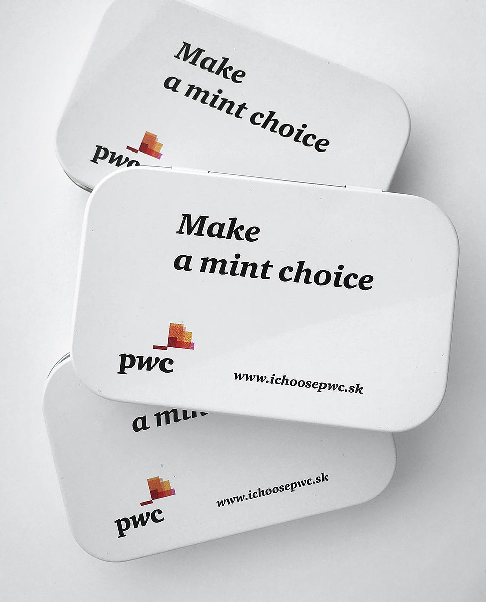 Reklamní bílé mentolové krabičky s potiskem Make a mint choice a logem PwC