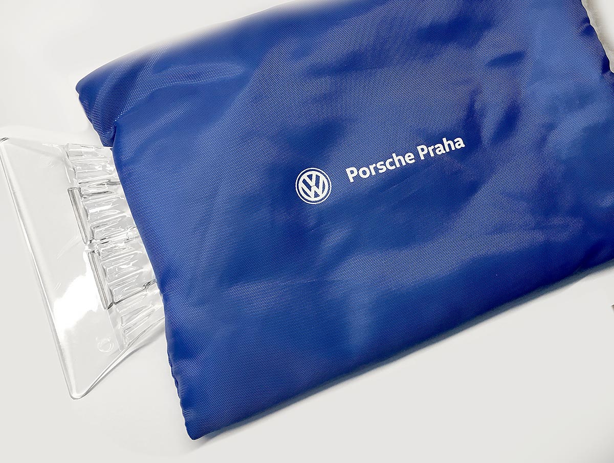 Reklamní škrabka na led s modrým rukávem a potiskem loga Volkswagen Porsche Praha