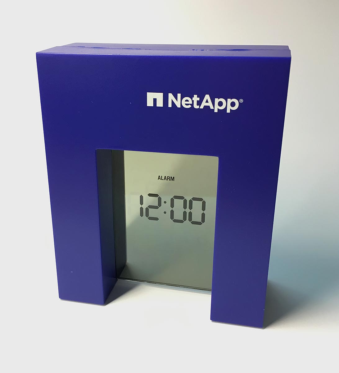 Reklamní stolní budík v modrém provedení s potiskem loga NetApp