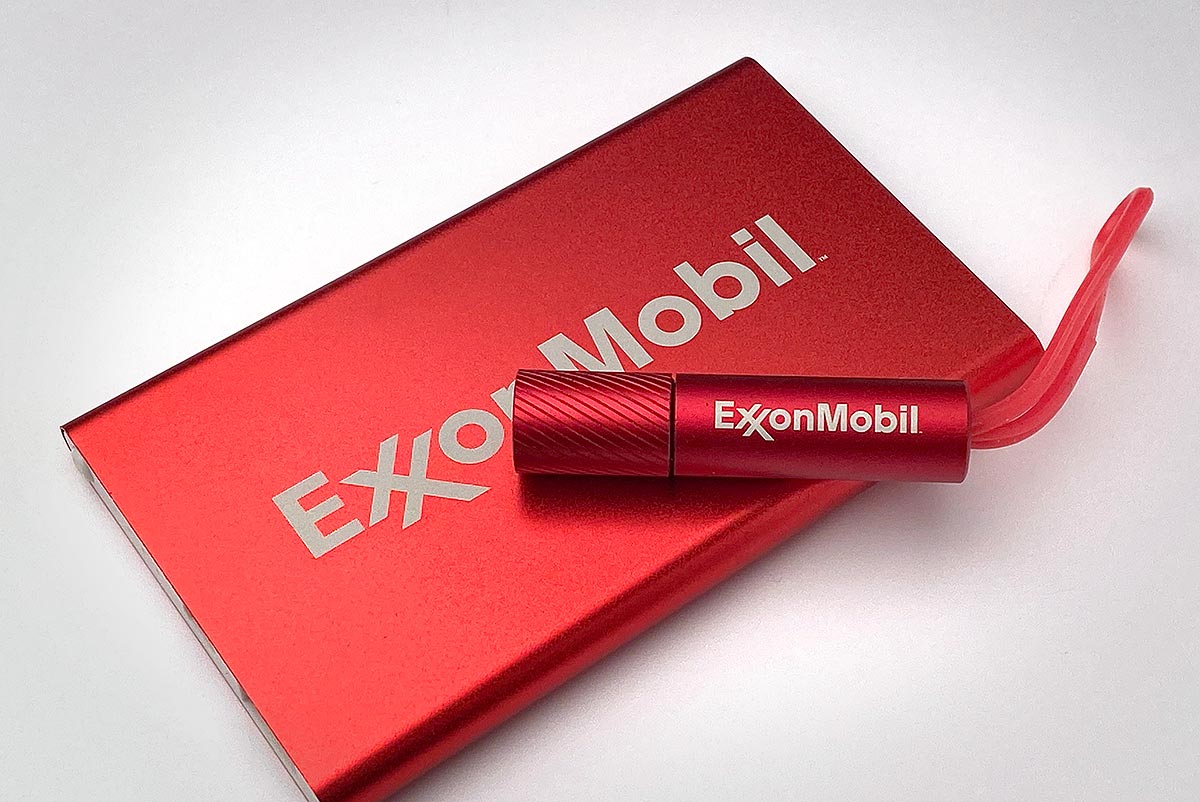 Reklamní červená powerbanka a USB flash disk s potiskem loga ExxonMobil